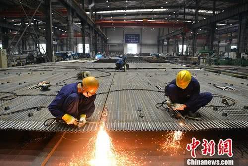 报告：中国经济上半年“弱企稳” 预计实际GDP增速为6.3％