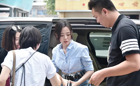 周六福新代言人 99金银